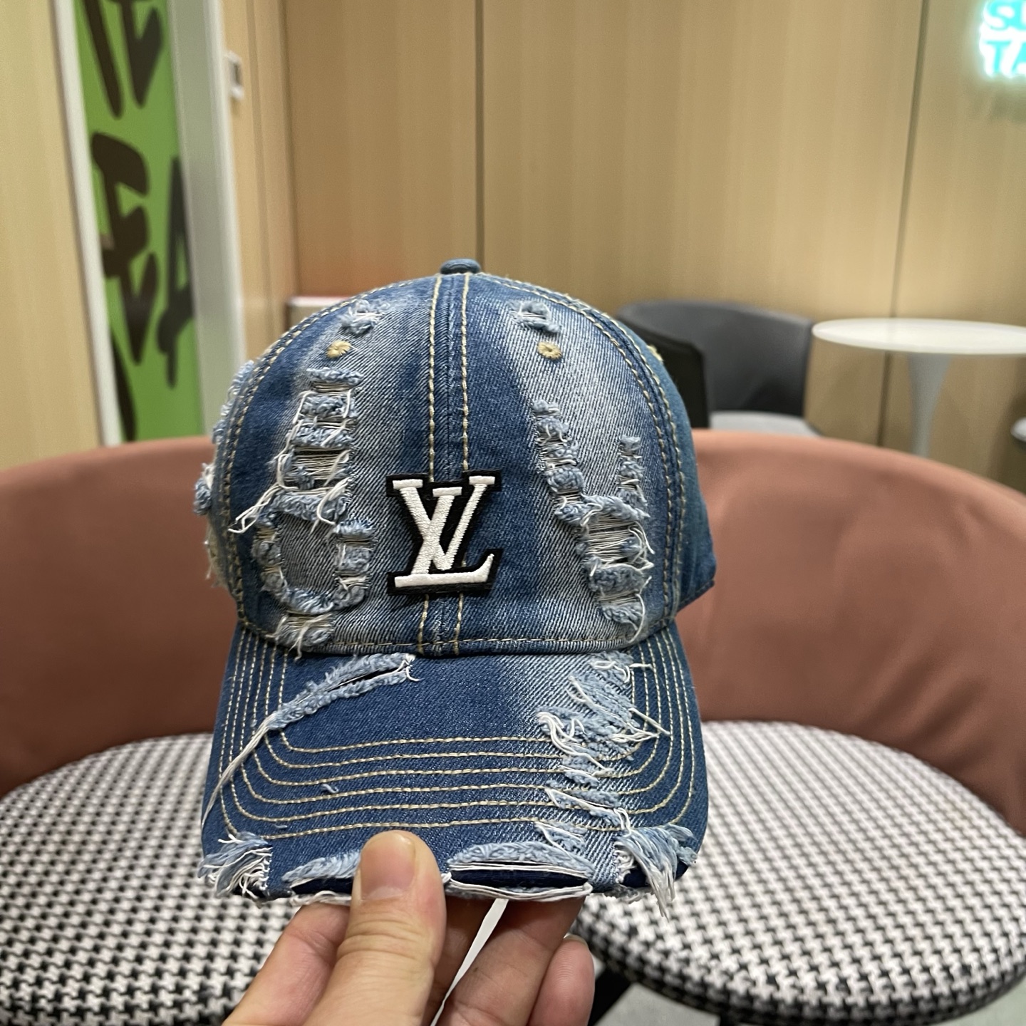 LV路易威登 街头复古水洗破洞鸭舌帽小众磨破毛边牛仔棒球帽