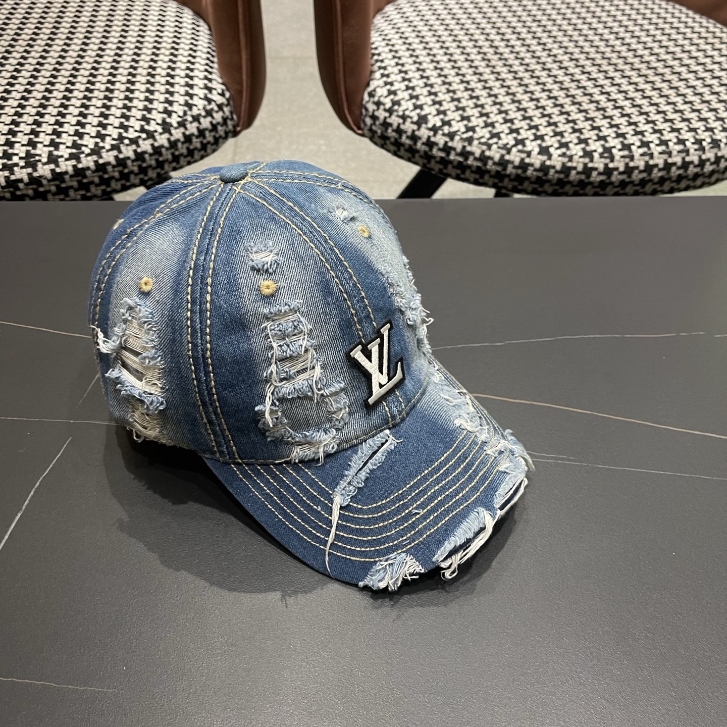 LV路易威登 街头复古水洗破洞鸭舌帽小众磨破毛边牛仔棒球帽