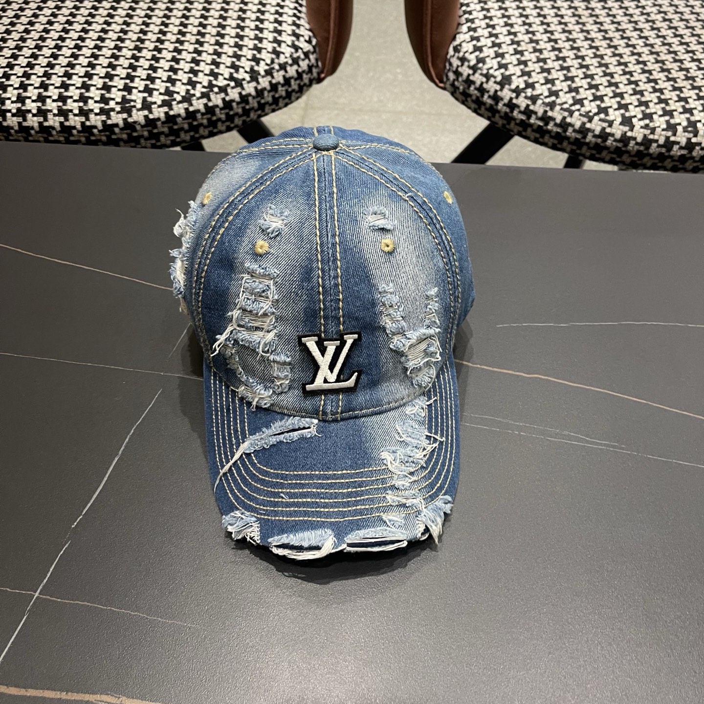 LV路易威登 街头复古水洗破洞鸭舌帽小众磨破毛边牛仔棒球帽