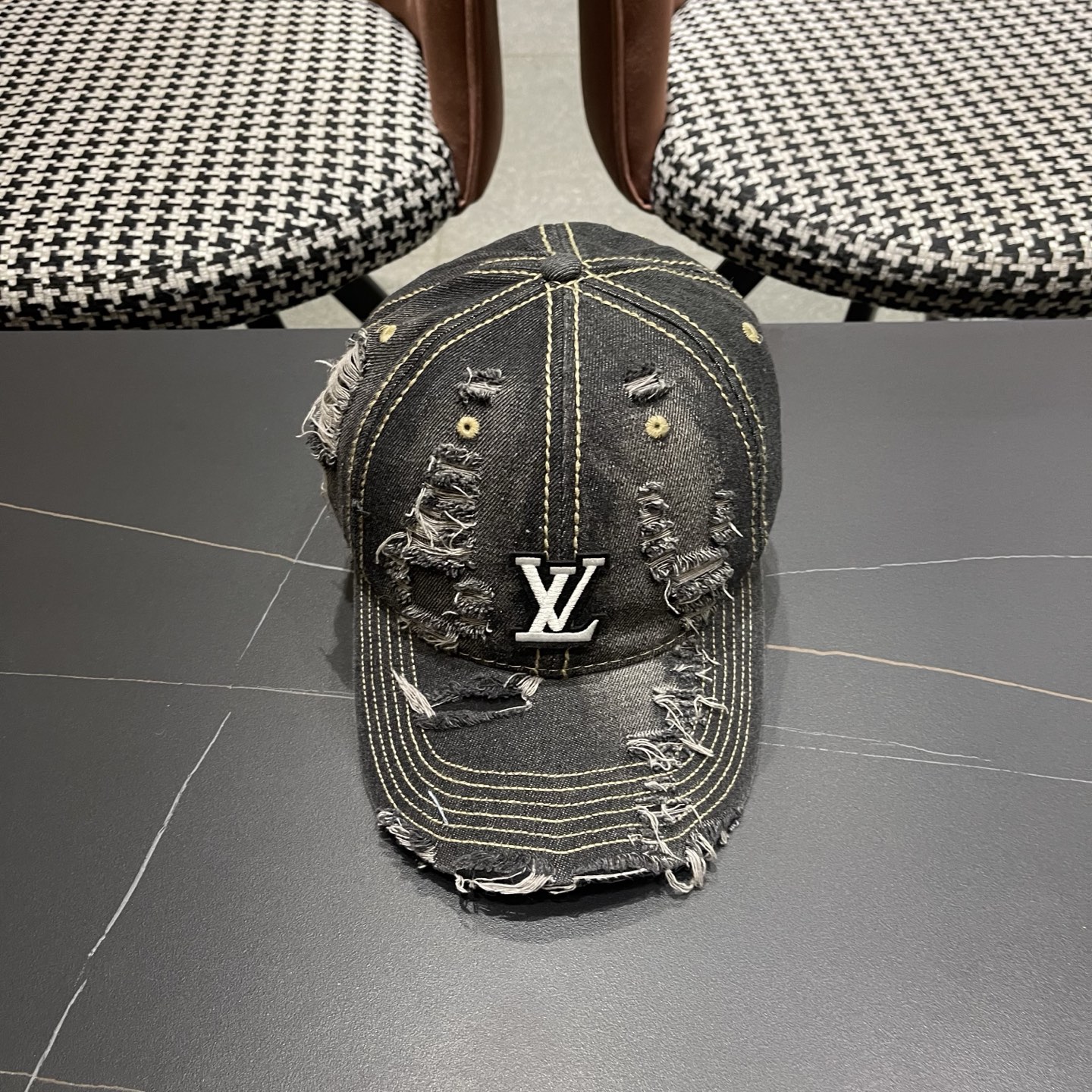 LV路易威登 街头复古水洗破洞鸭舌帽小众磨破毛边牛仔棒球帽
