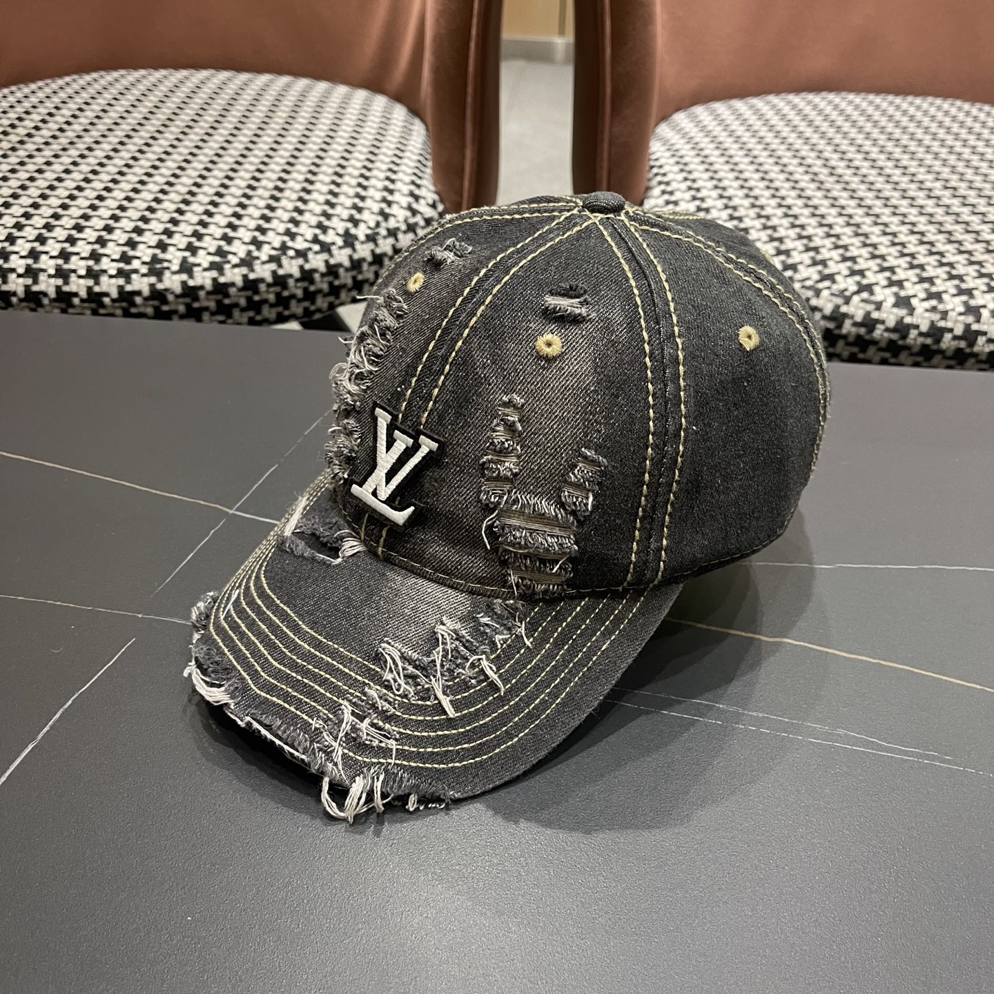 LV路易威登 街头复古水洗破洞鸭舌帽小众磨破毛边牛仔棒球帽