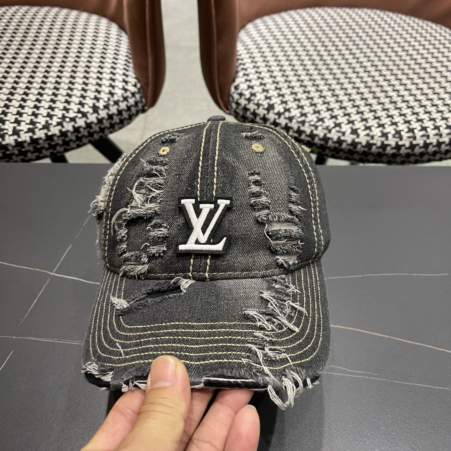 LV路易威登 街头复古水洗破洞鸭舌帽小众磨破毛边牛仔棒球帽