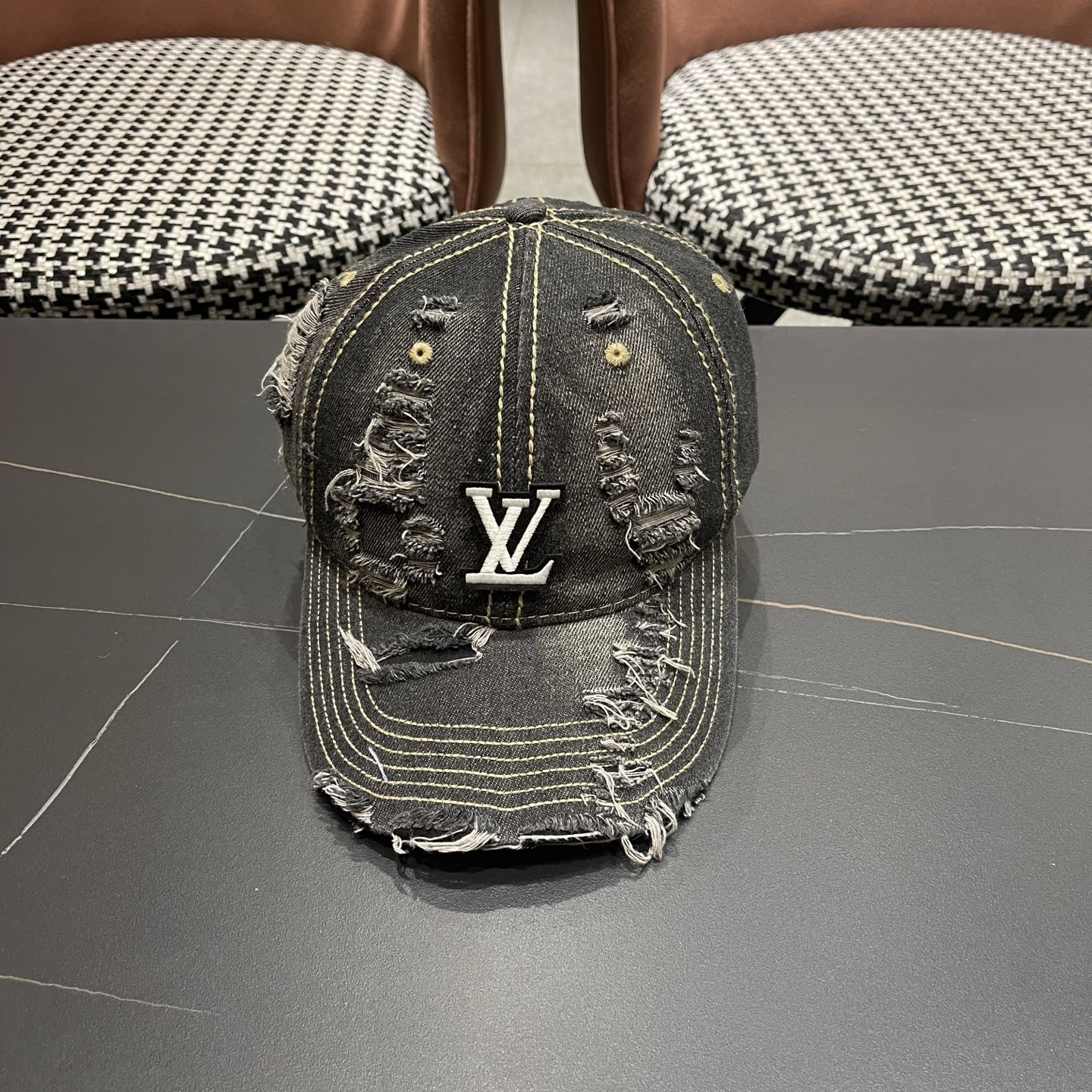 LV路易威登 街头复古水洗破洞鸭舌帽小众磨破毛边牛仔棒球帽