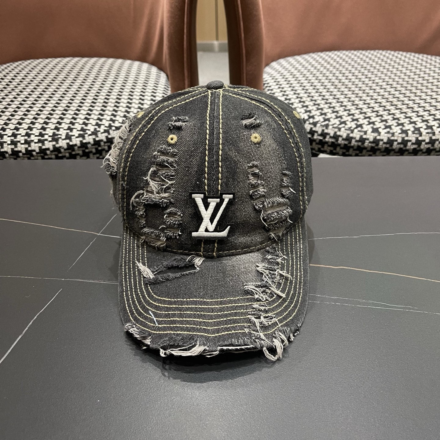 LV路易威登 街头复古水洗破洞鸭舌帽小众磨破毛边牛仔棒球帽