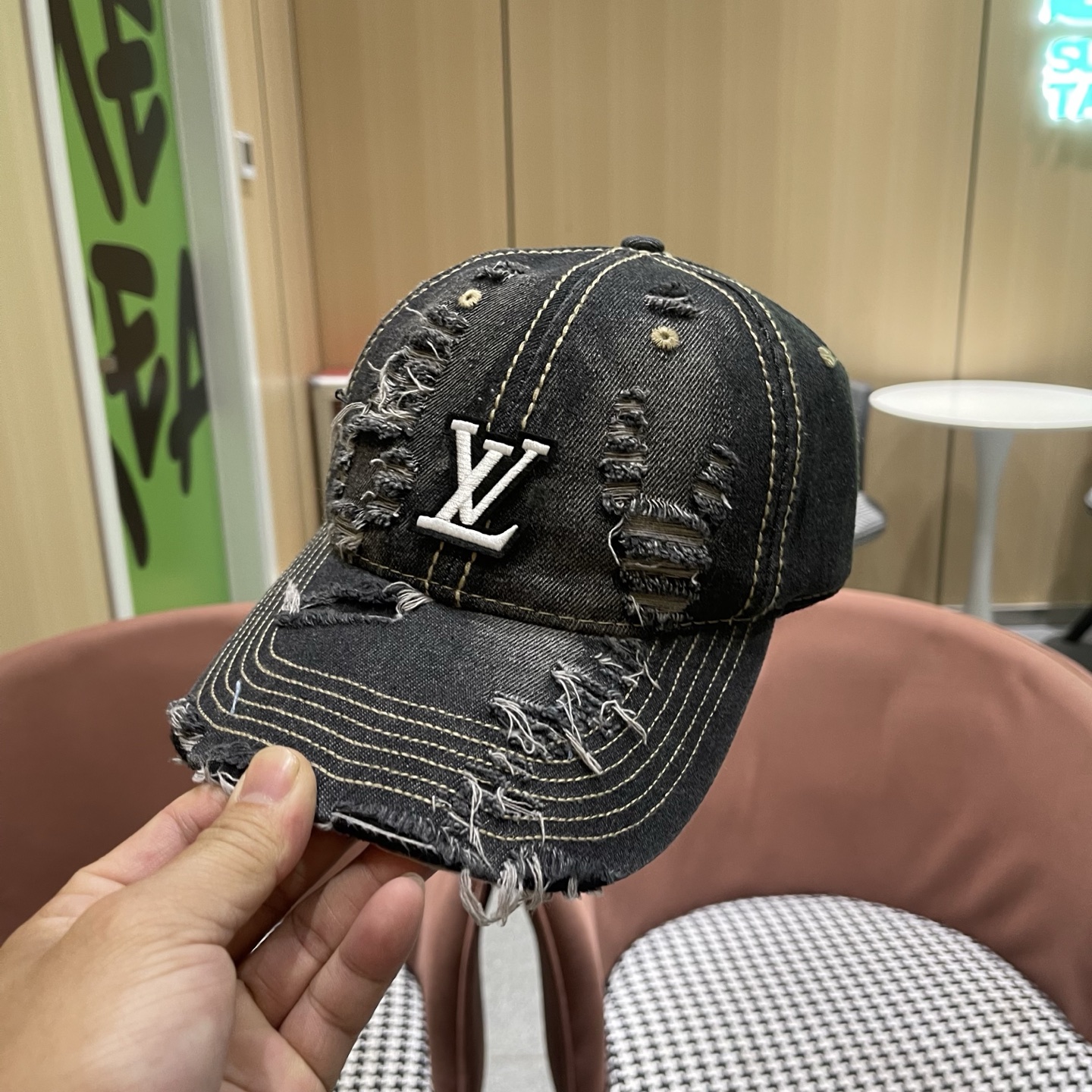 LV路易威登 街头复古水洗破洞鸭舌帽小众磨破毛边牛仔棒球帽