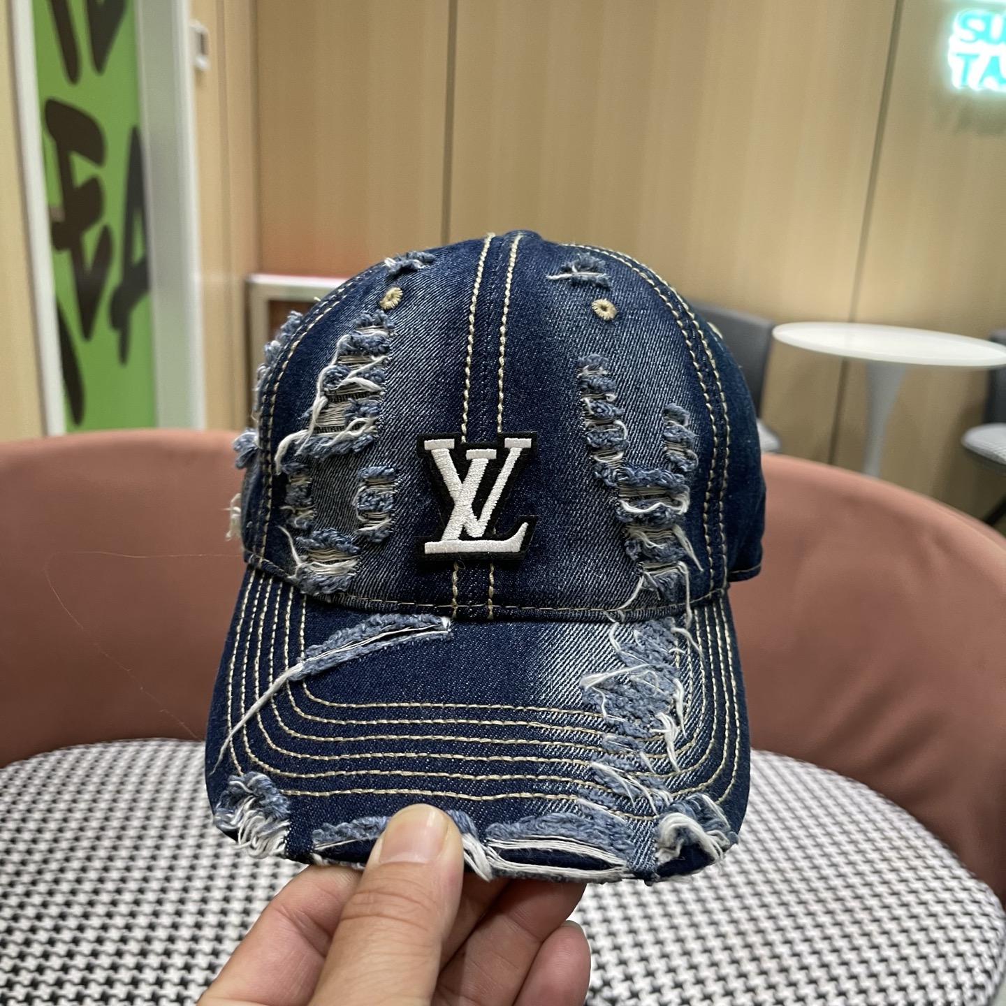 LV路易威登 街头复古水洗破洞鸭舌帽小众磨破毛边牛仔棒球帽
