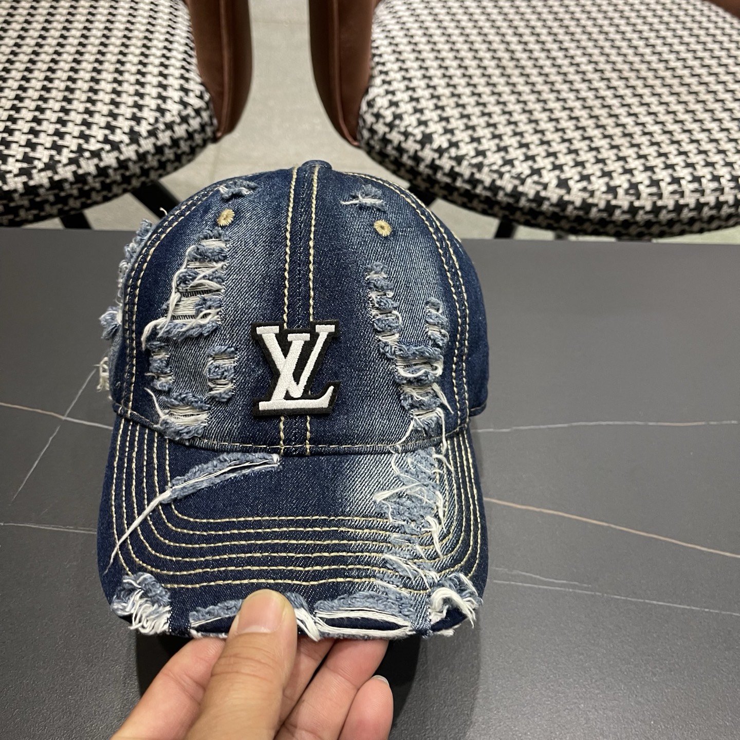 LV路易威登 街头复古水洗破洞鸭舌帽小众磨破毛边牛仔棒球帽