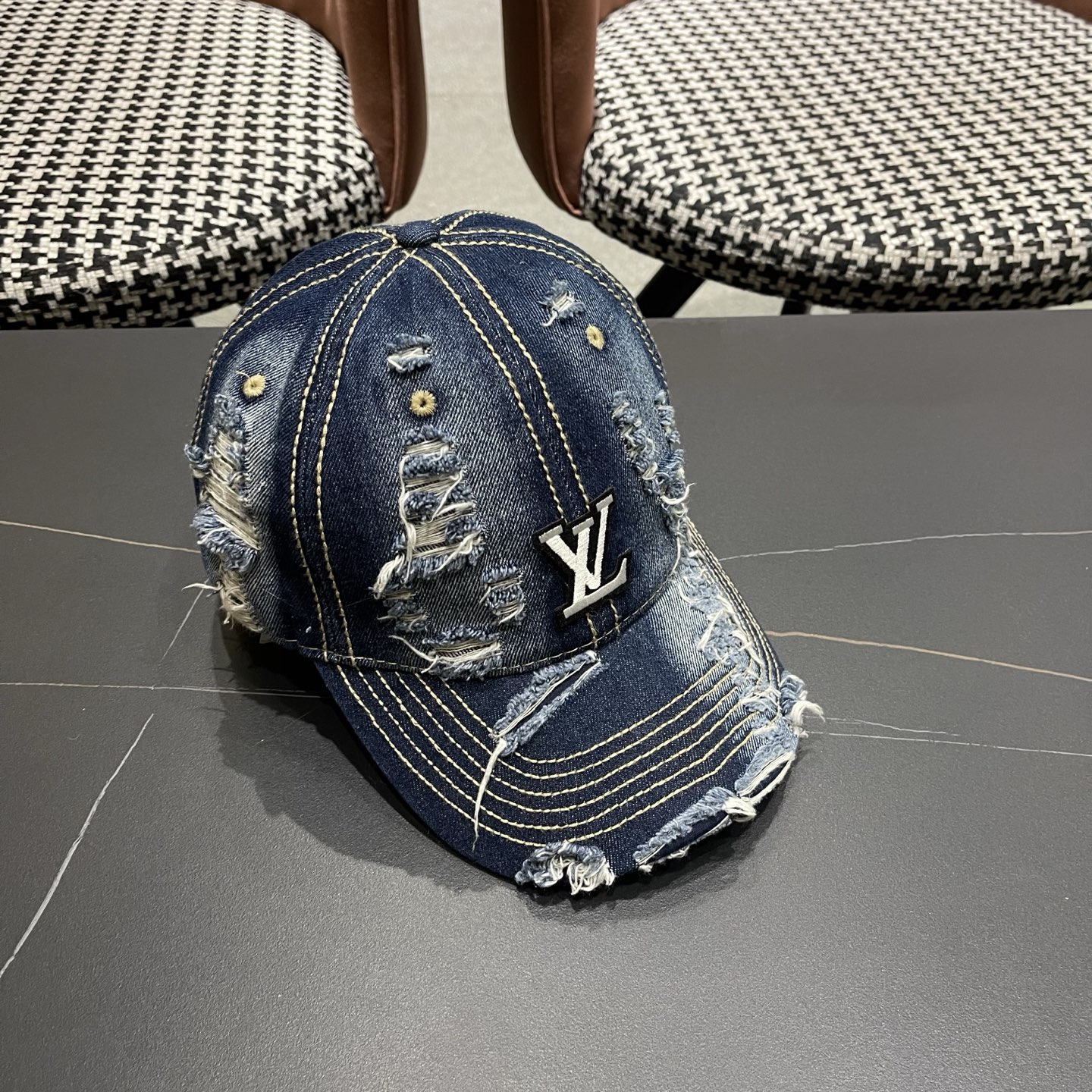 LV路易威登 街头复古水洗破洞鸭舌帽小众磨破毛边牛仔棒球帽