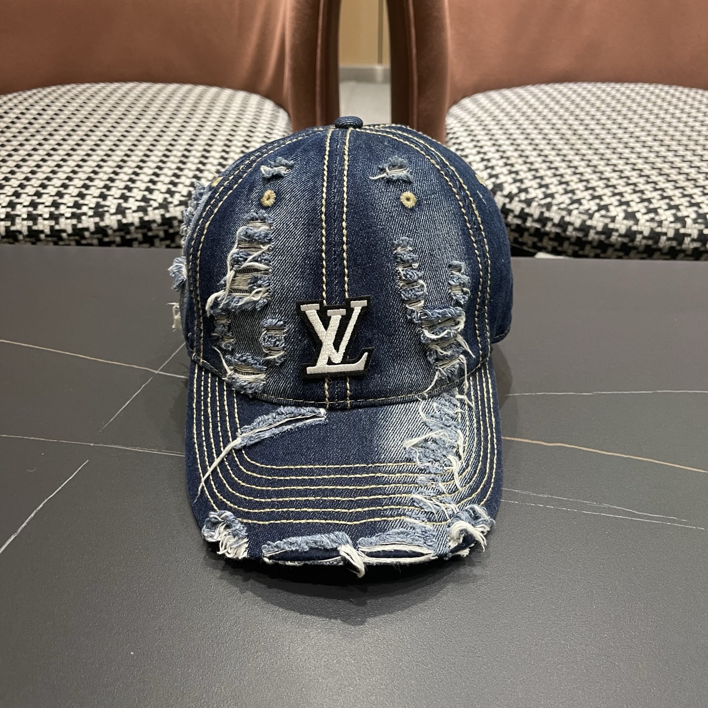 LV路易威登 街头复古水洗破洞鸭舌帽小众磨破毛边牛仔棒球帽