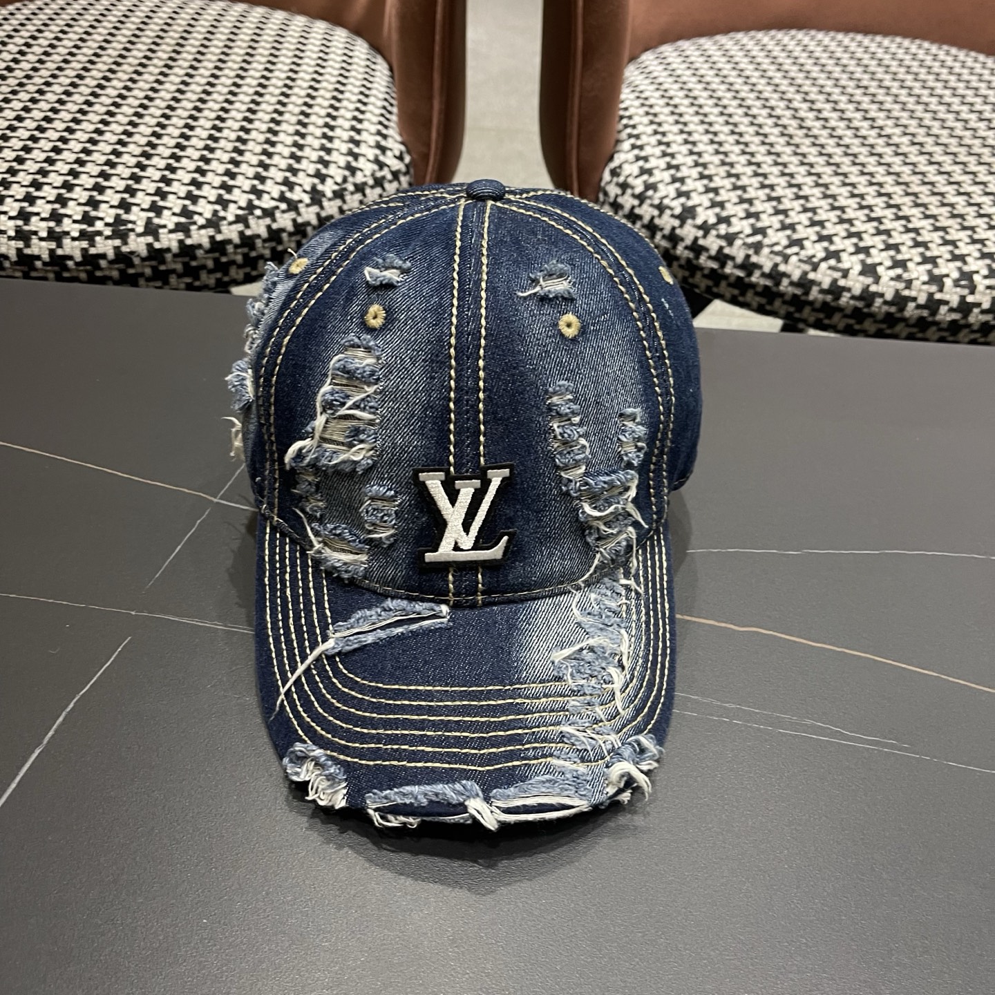 NO:764538,LV Louis Vuitton street retro washed ripped peaked cap niche frayed raw edge denim baseball cap hat straw hat fisherman hat baseball cap, hat, louis vuitton, louis vuitton, espadrilles, hats19860909LV路易威登 街头复古水洗破洞鸭舌帽小众磨破毛边牛仔棒球帽帽子草帽渔夫帽棒球帽,帽子,louis vuitton,louis vuitton,espadrilles,hats,hat
