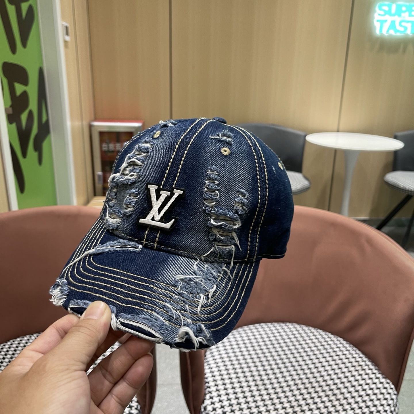 LV路易威登 街头复古水洗破洞鸭舌帽小众磨破毛边牛仔棒球帽