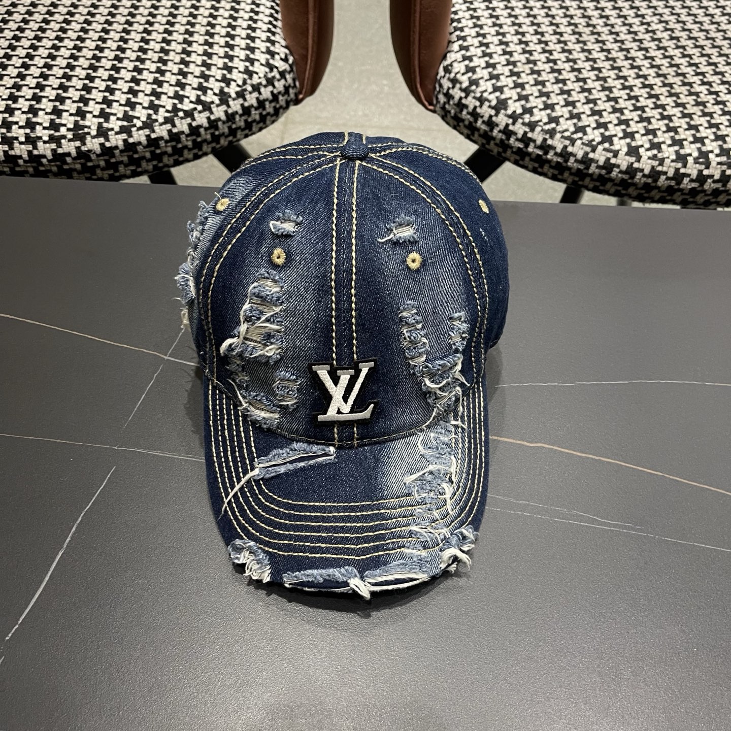 LV路易威登 街头复古水洗破洞鸭舌帽小众磨破毛边牛仔棒球帽