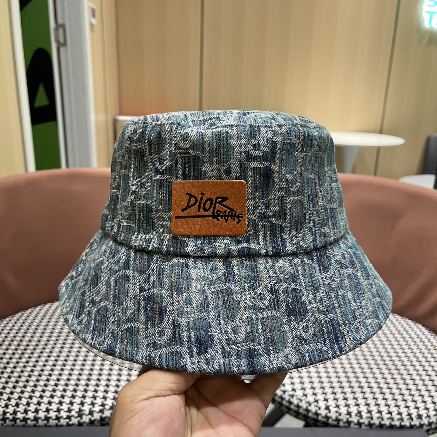 迪奥Dior👒 😍官网最新渔夫帽，防晒指数超高，特别显脸小，有型不软塌，可随意折叠，携带方便🤗