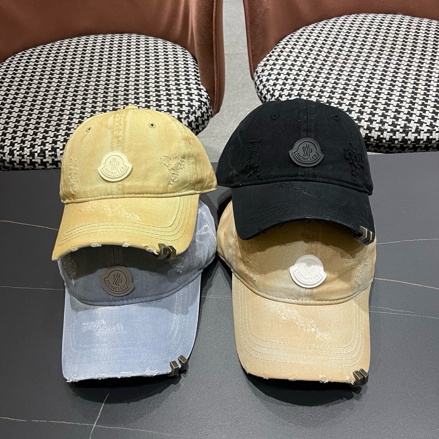 MONCLER（蒙口）早春新款洗水做旧破洞棒球帽，男女同款