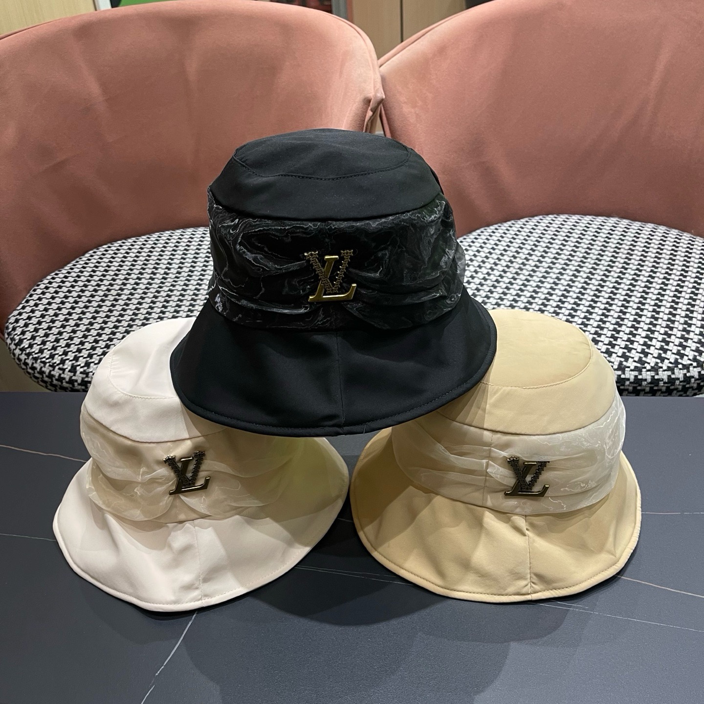 LV渔夫帽🧢新款路易威登轻便防晒渔夫帽🧢 火爆出货，质量超赞👍 时尚百搭