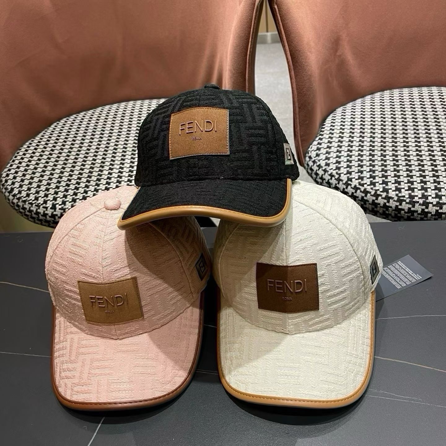 Fendi（芬迪）新款原单棒球帽， 专柜常年热卖款，口碑极佳，1:1开模订制，轻盈透气！质量超赞，基础头