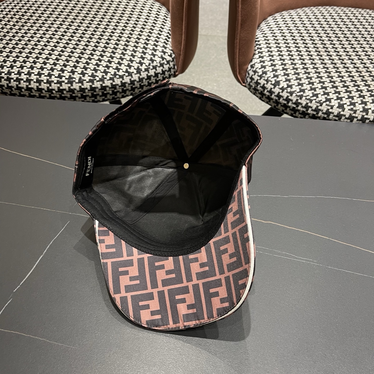Fendi（芬迪）新款原单棒球帽， 双F提花，专柜常年热卖款，口碑极佳，1:1开模订制，原版提花帆布料质