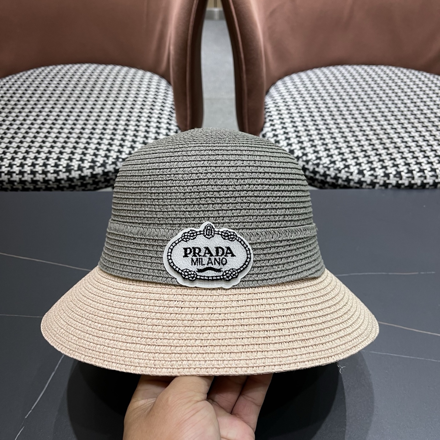 普拉达Prada 新款拼色草编水桶帽夏季出游透气遮阳帽子日系百搭草帽