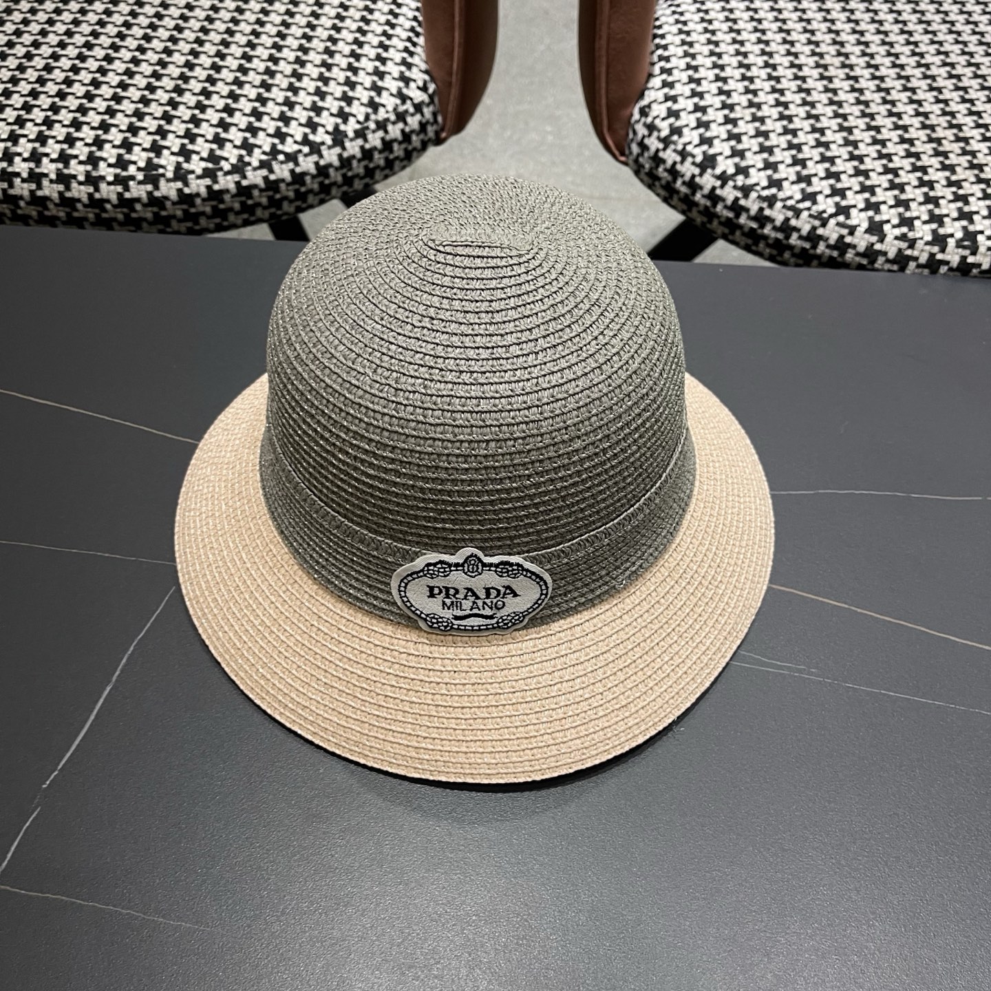 普拉达Prada 新款拼色草编水桶帽夏季出游透气遮阳帽子日系百搭草帽