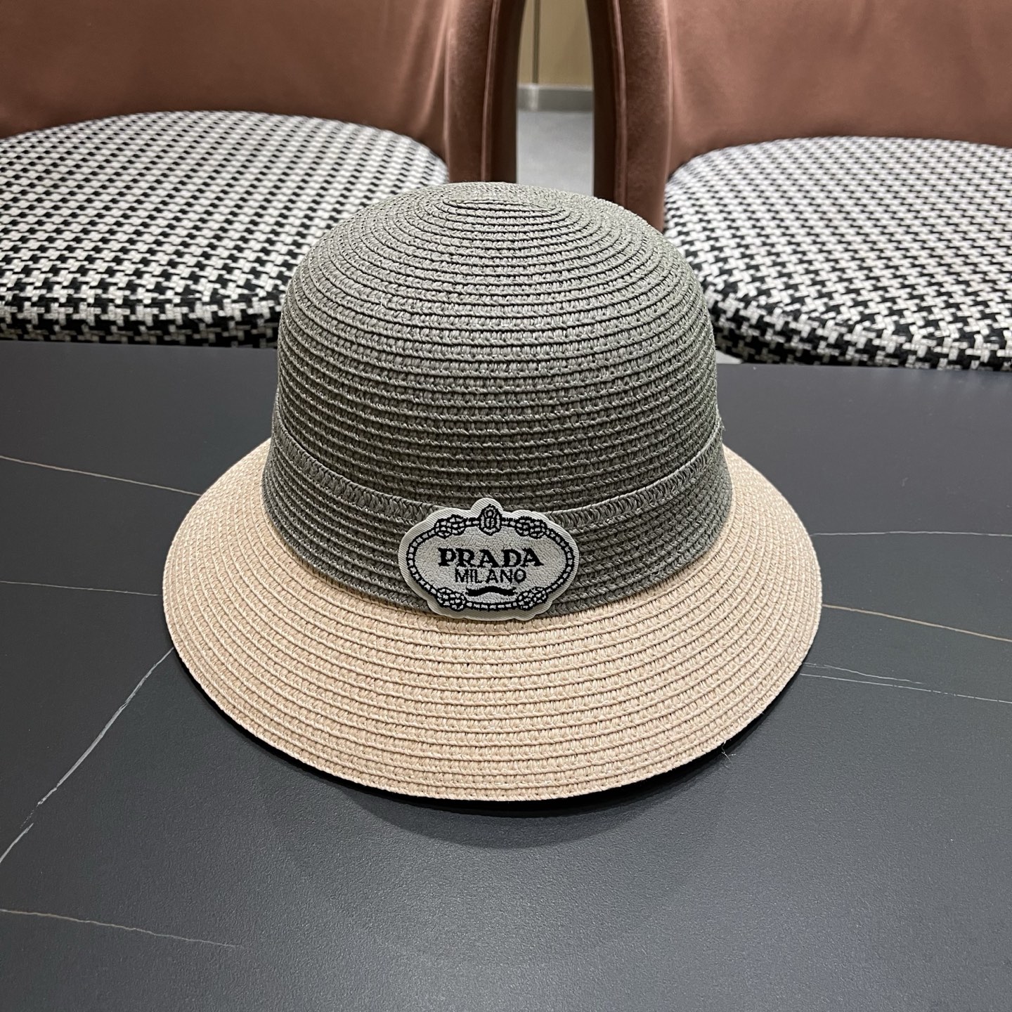 普拉达Prada 新款拼色草编水桶帽夏季出游透气遮阳帽子日系百搭草帽