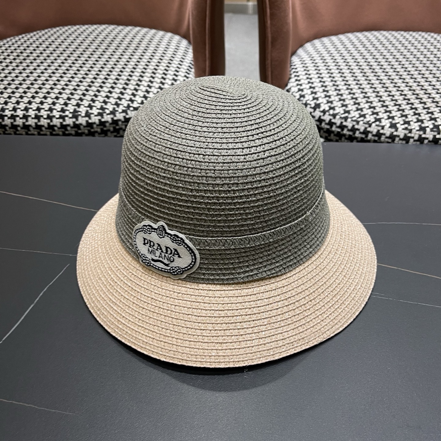 普拉达Prada 新款拼色草编水桶帽夏季出游透气遮阳帽子日系百搭草帽