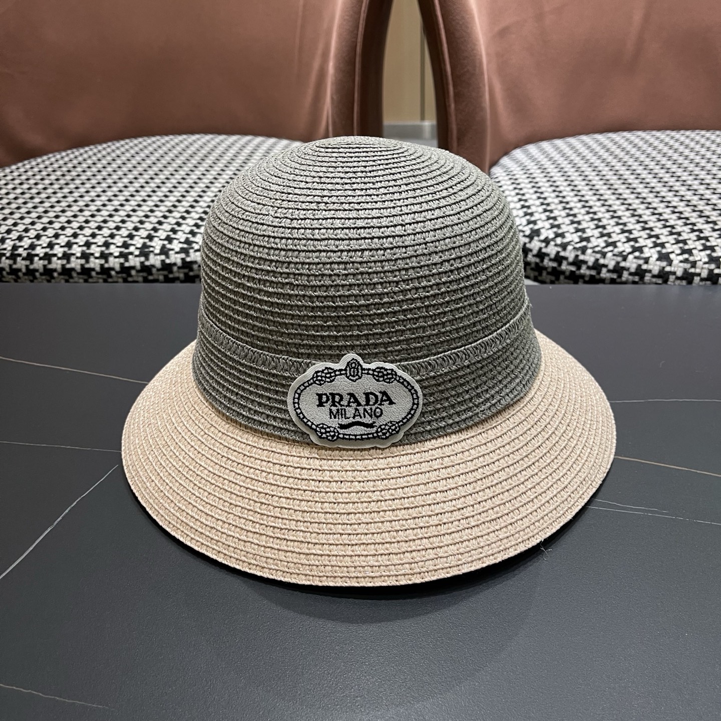 普拉达Prada 新款拼色草编水桶帽夏季出游透气遮阳帽子日系百搭草帽