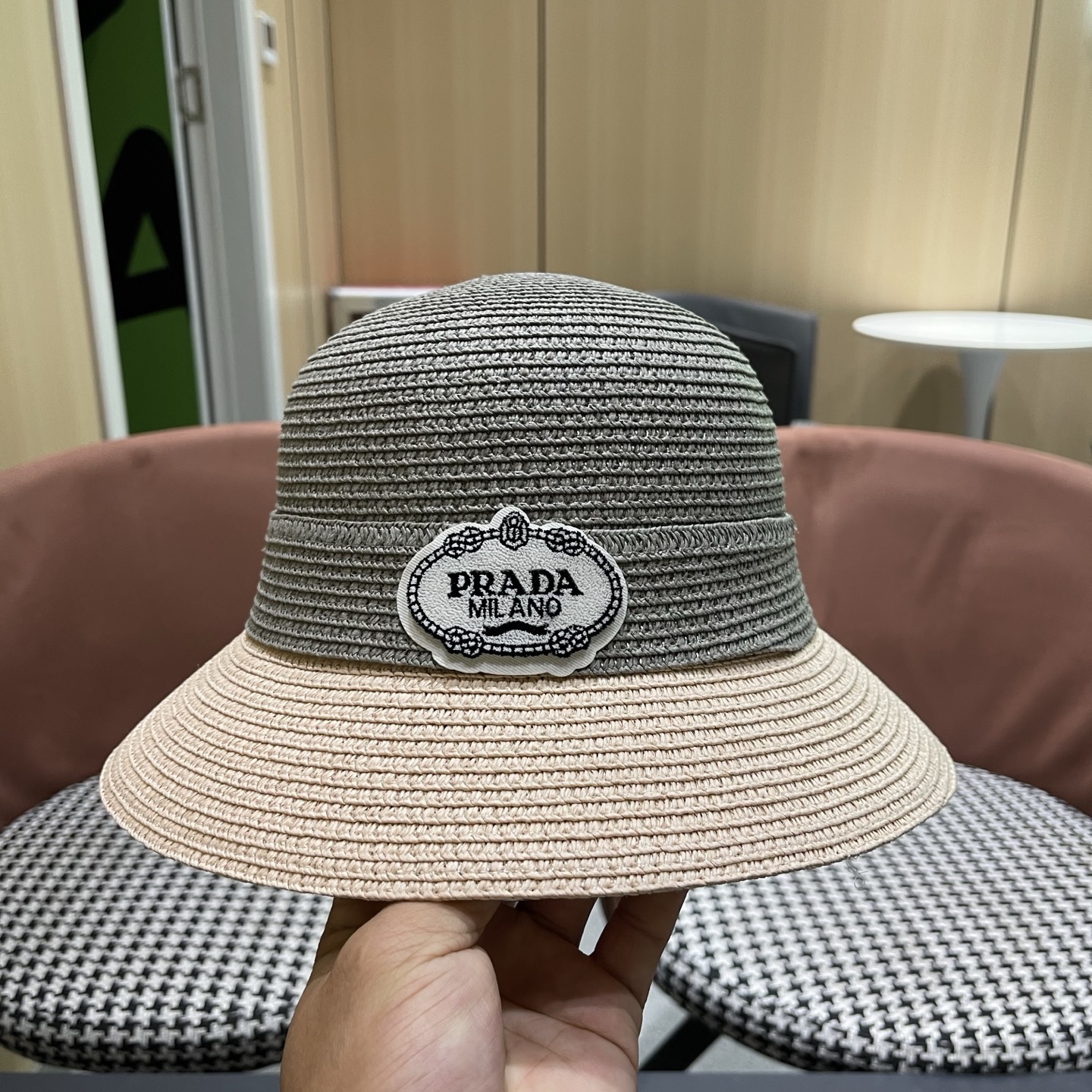 普拉达Prada 新款拼色草编水桶帽夏季出游透气遮阳帽子日系百搭草帽