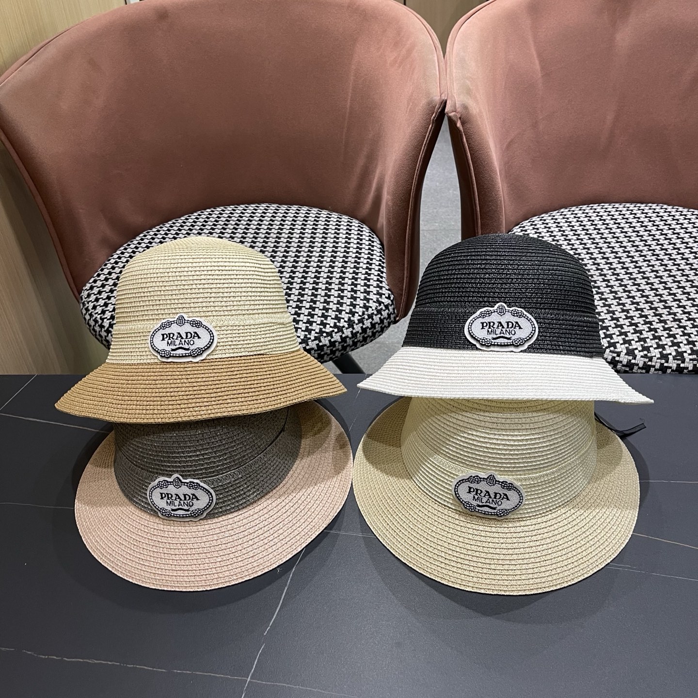 普拉达Prada 新款拼色草编水桶帽夏季出游透气遮阳帽子日系百搭草帽