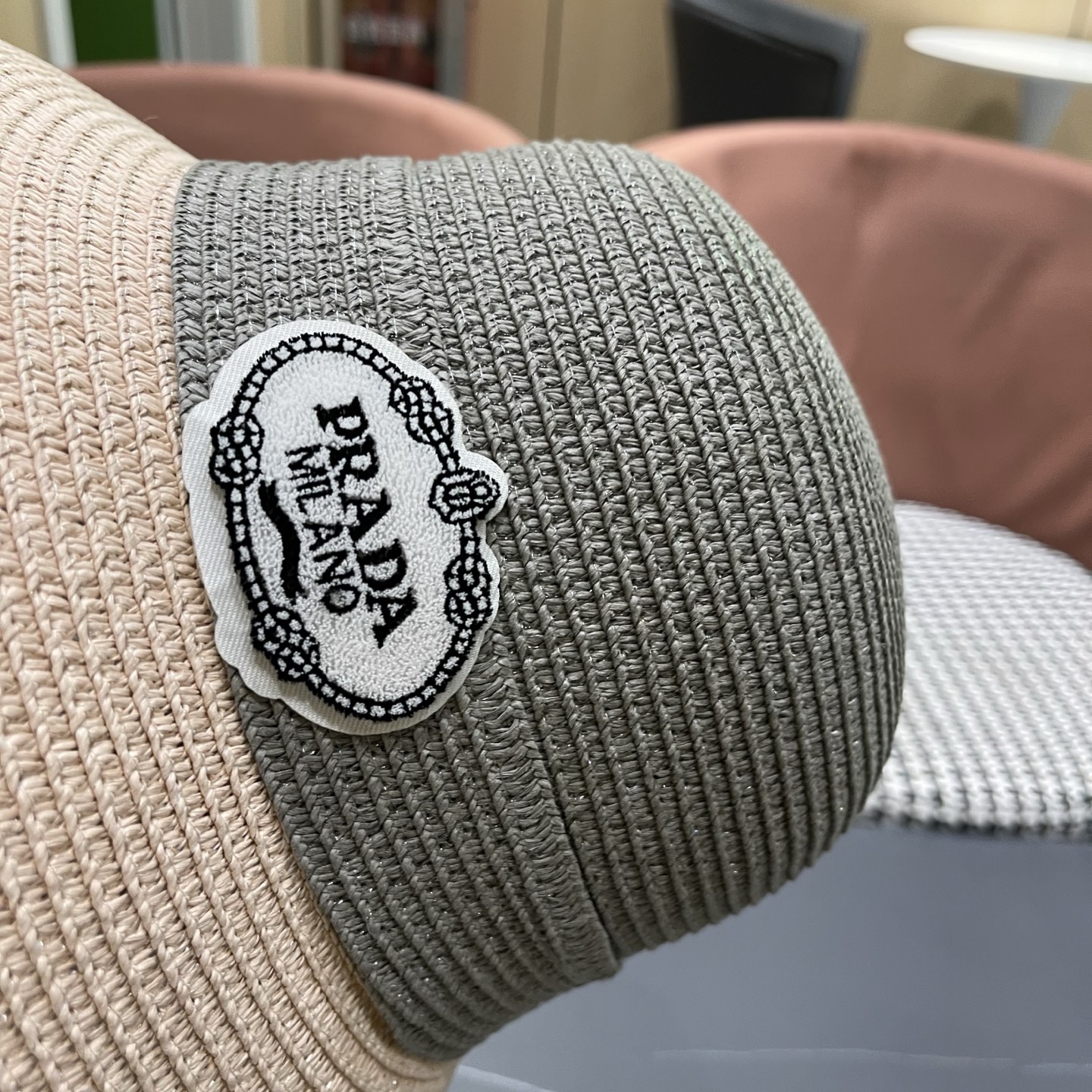 普拉达Prada 新款拼色草编水桶帽夏季出游透气遮阳帽子日系百搭草帽