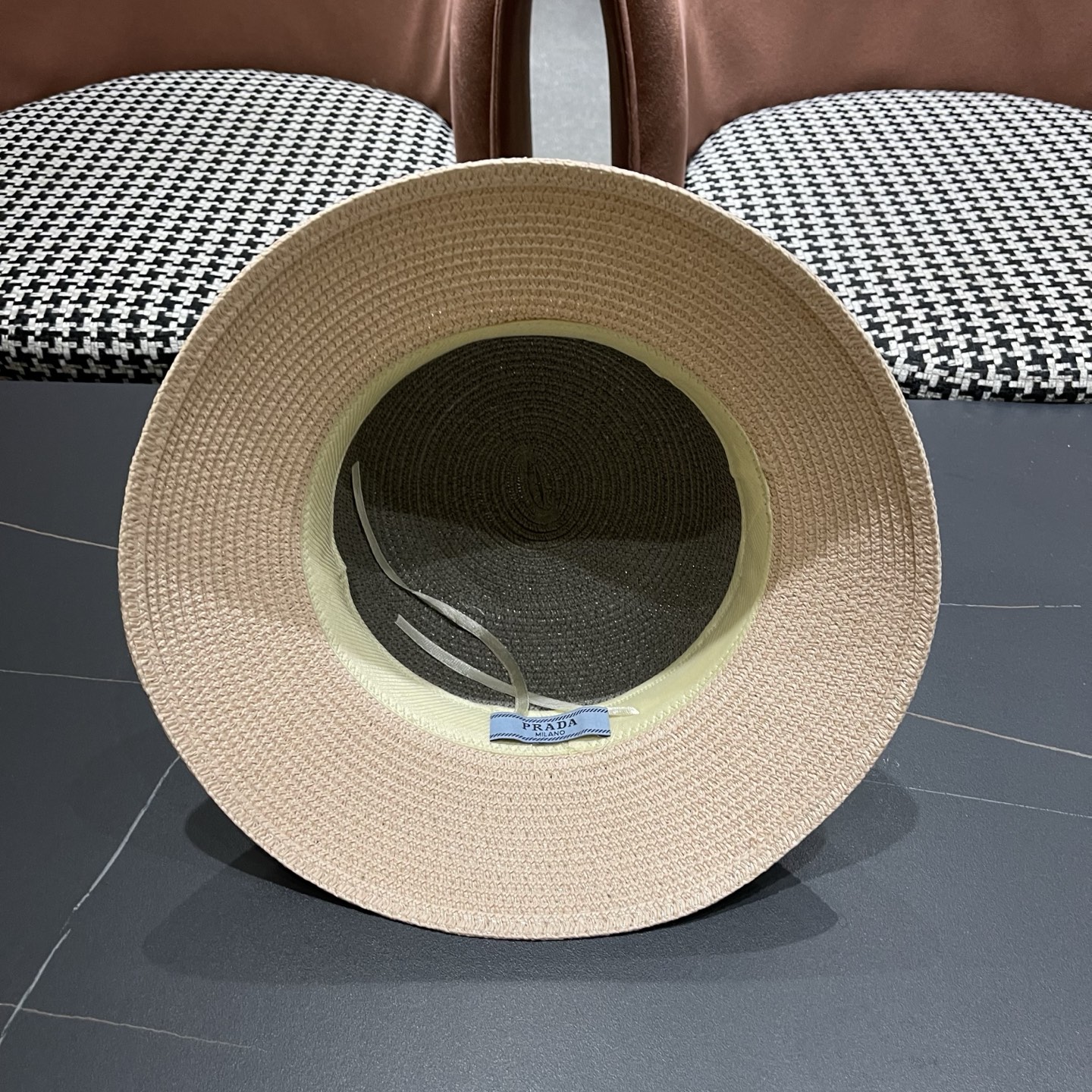 普拉达Prada 新款拼色草编水桶帽夏季出游透气遮阳帽子日系百搭草帽