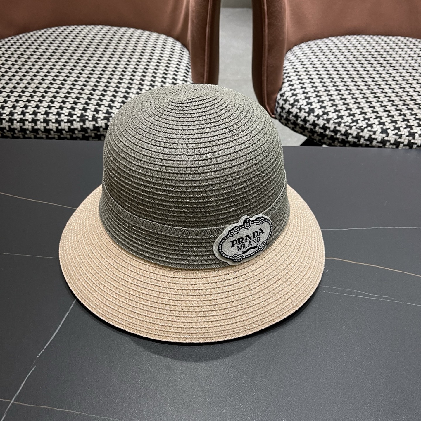 普拉达Prada 新款拼色草编水桶帽夏季出游透气遮阳帽子日系百搭草帽