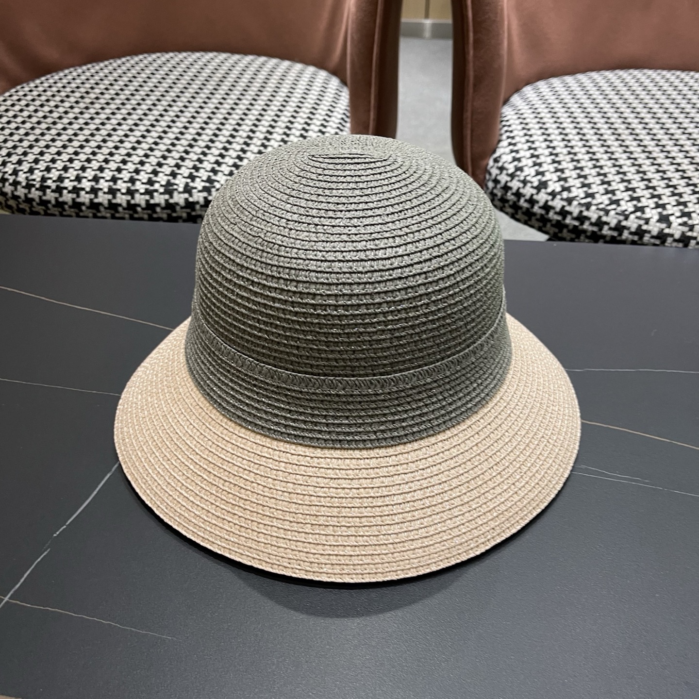 普拉达Prada 新款拼色草编水桶帽夏季出游透气遮阳帽子日系百搭草帽