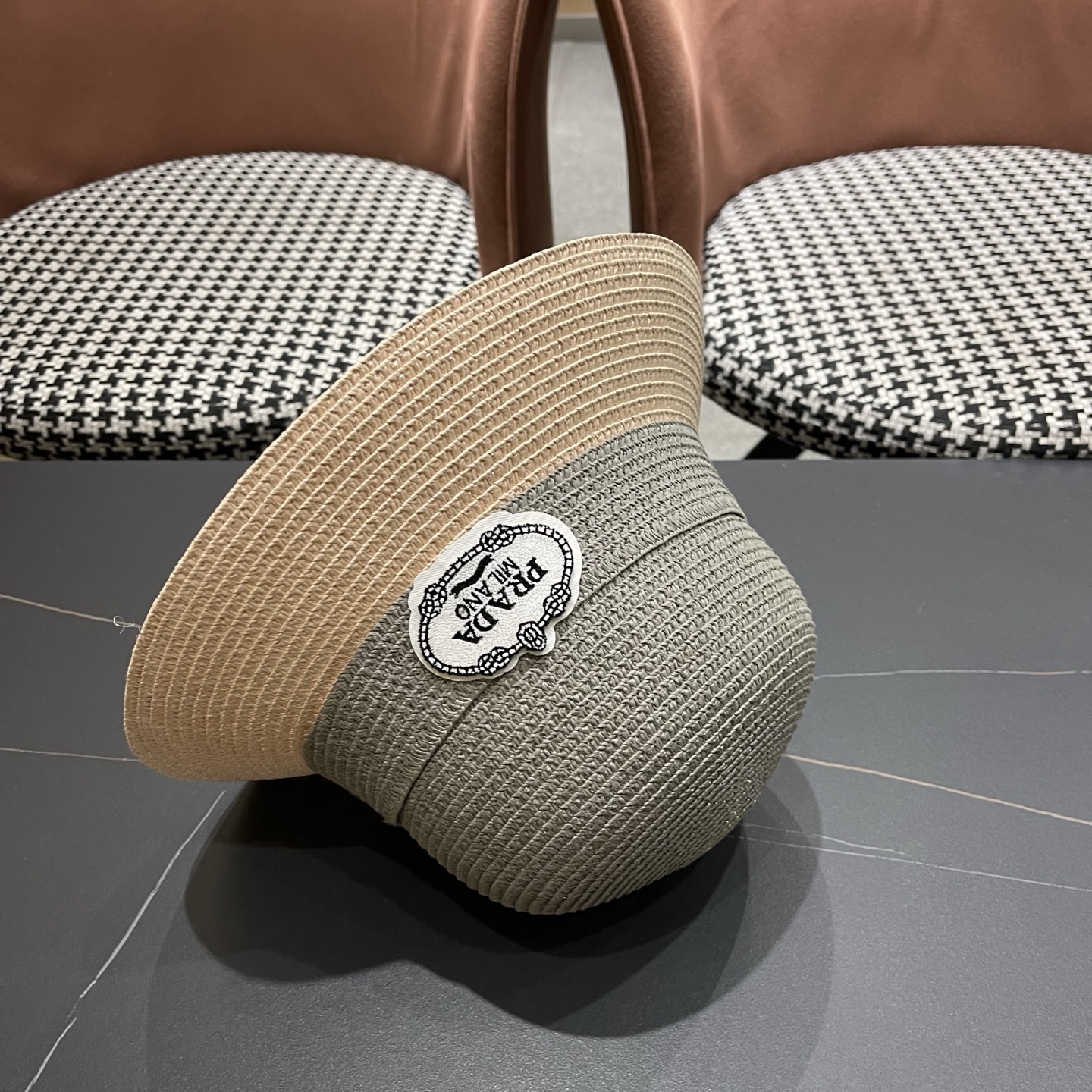 普拉达Prada 新款拼色草编水桶帽夏季出游透气遮阳帽子日系百搭草帽