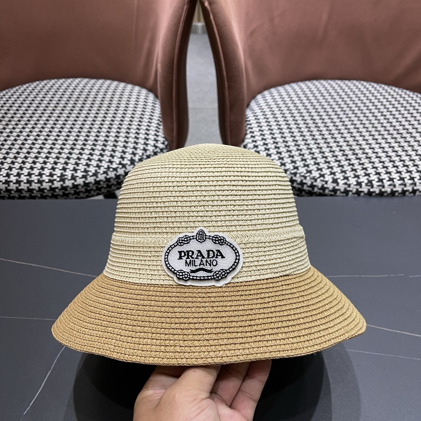 普拉达Prada 新款拼色草编水桶帽夏季出游透气遮阳帽子日系百搭草帽