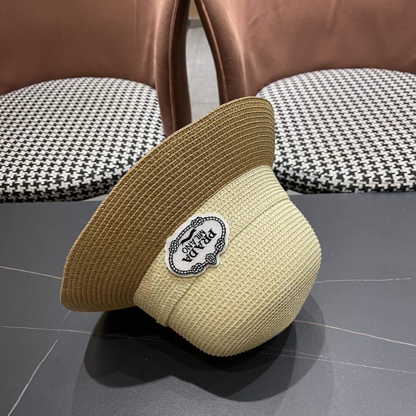 普拉达Prada 新款拼色草编水桶帽夏季出游透气遮阳帽子日系百搭草帽