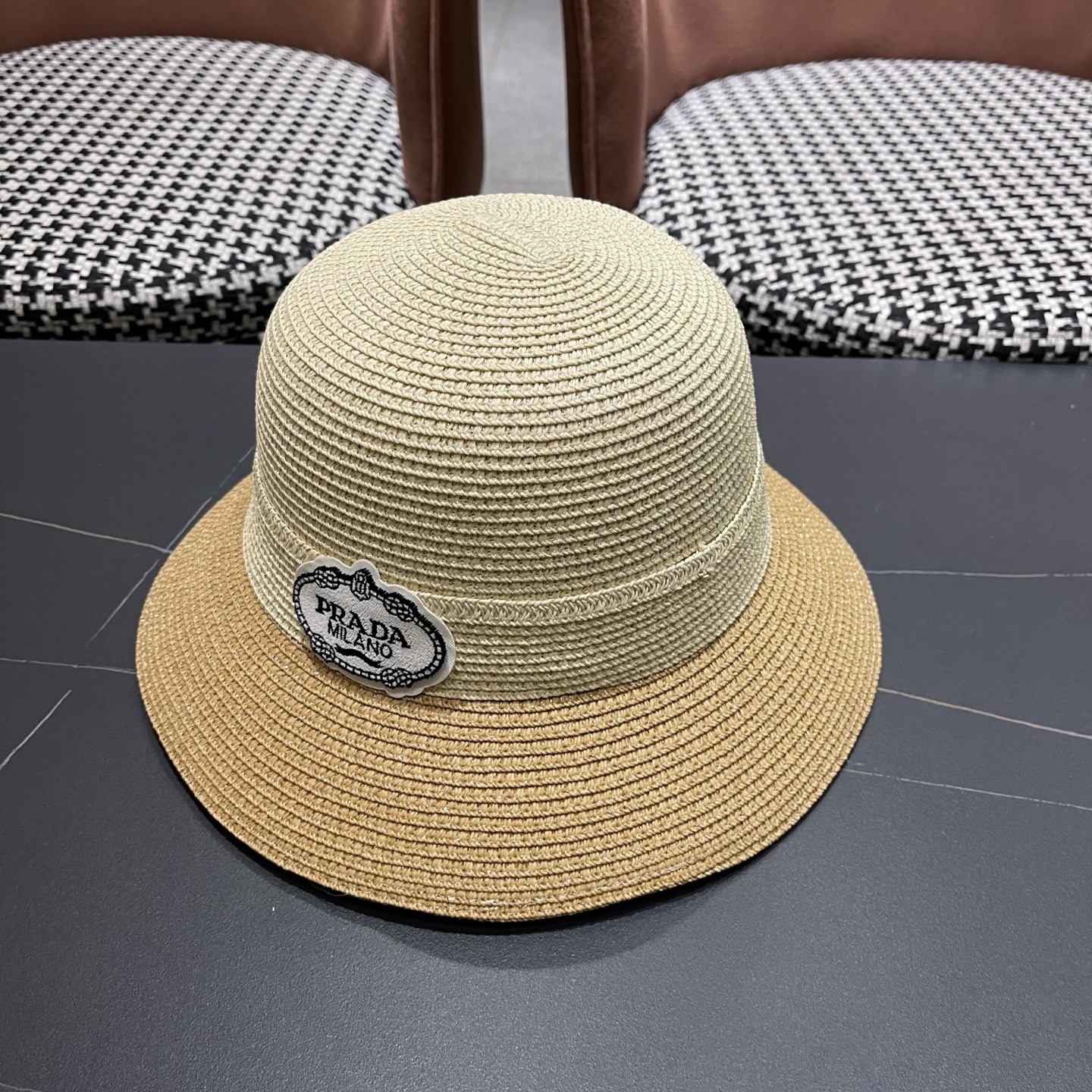 普拉达Prada 新款拼色草编水桶帽夏季出游透气遮阳帽子日系百搭草帽