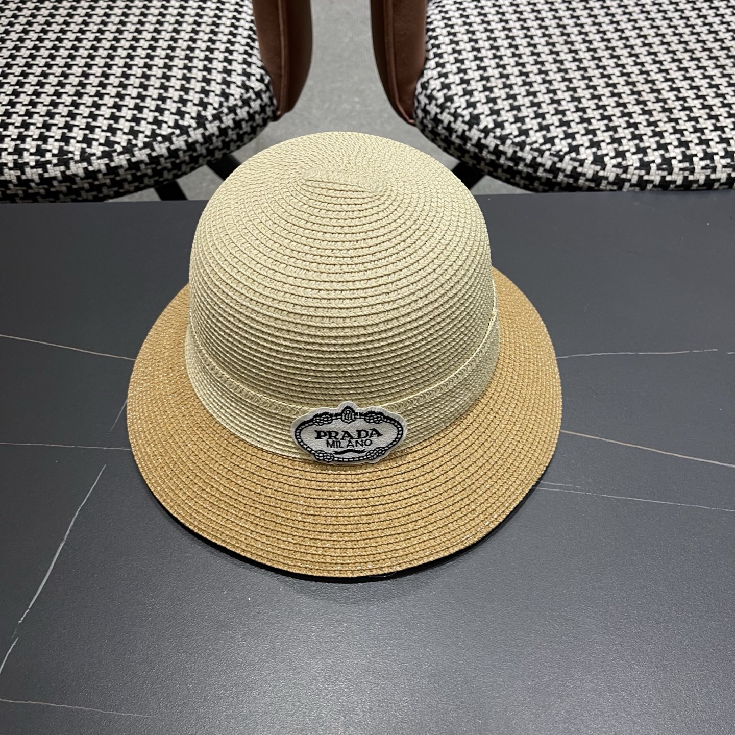 普拉达Prada 新款拼色草编水桶帽夏季出游透气遮阳帽子日系百搭草帽
