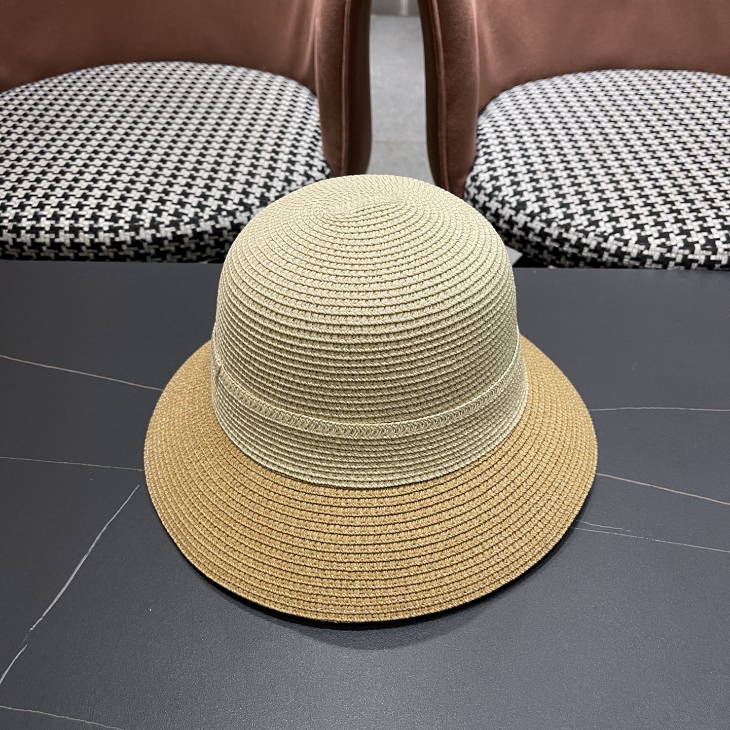 普拉达Prada 新款拼色草编水桶帽夏季出游透气遮阳帽子日系百搭草帽