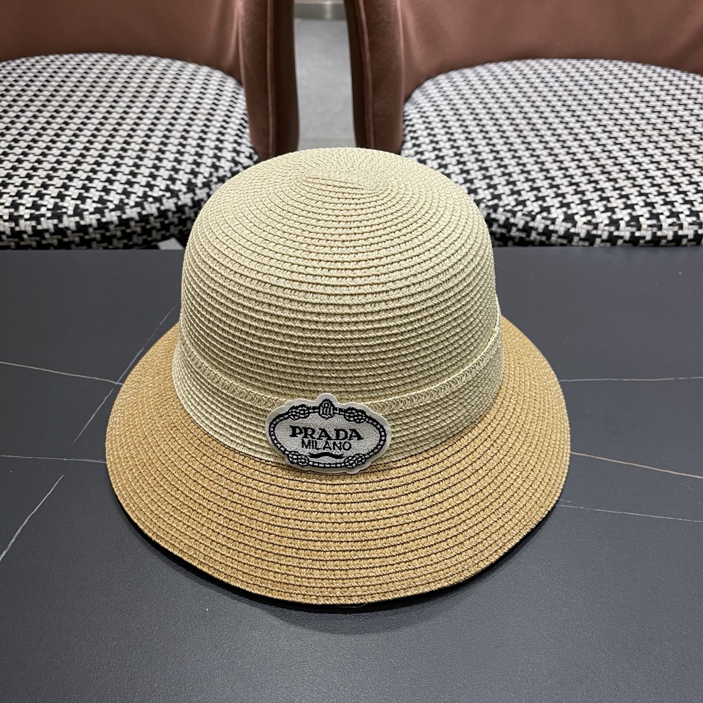 普拉达Prada 新款拼色草编水桶帽夏季出游透气遮阳帽子日系百搭草帽