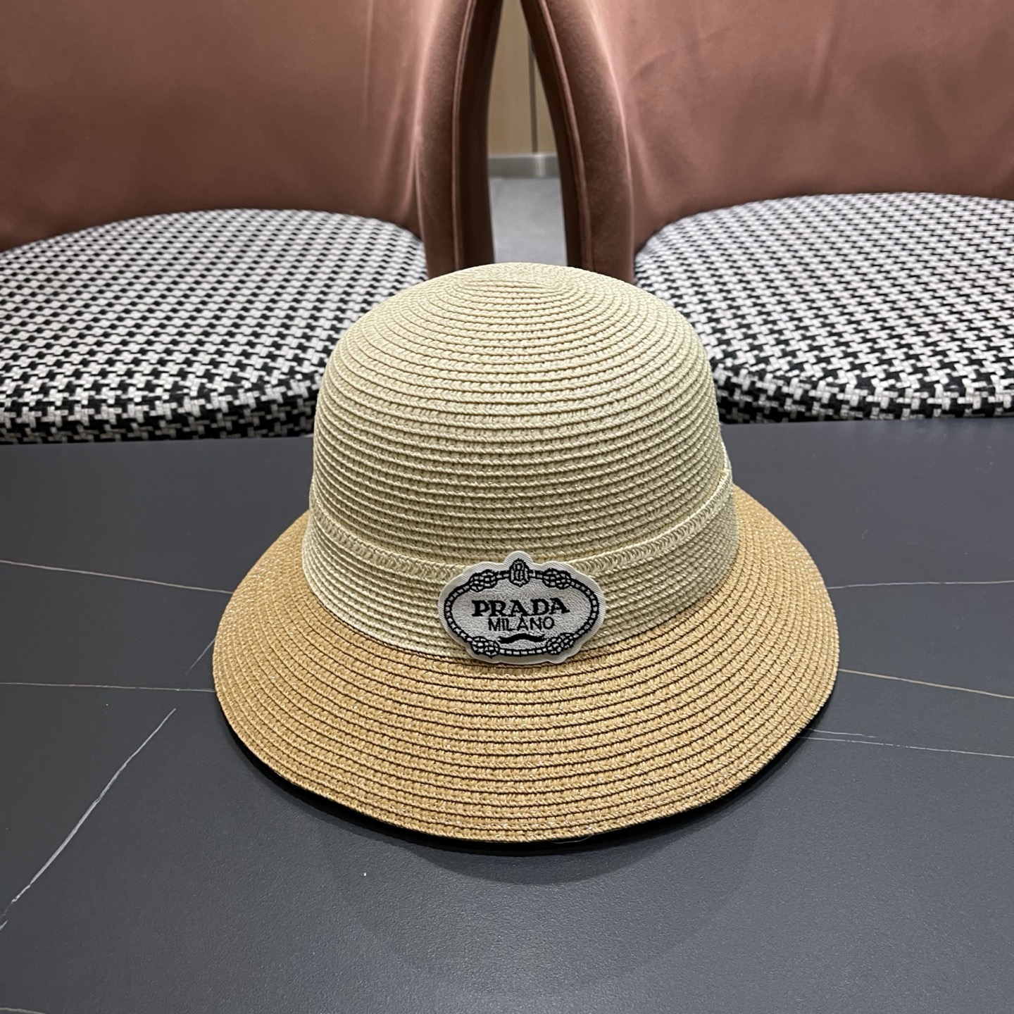 普拉达Prada 新款拼色草编水桶帽夏季出游透气遮阳帽子日系百搭草帽