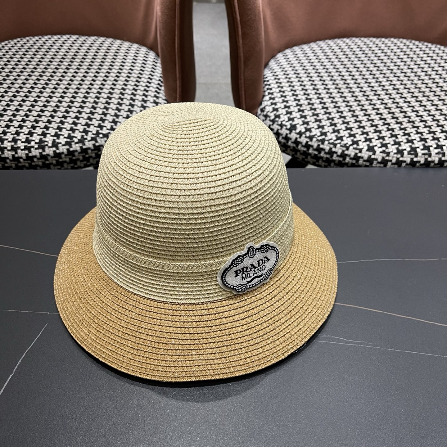普拉达Prada 新款拼色草编水桶帽夏季出游透气遮阳帽子日系百搭草帽