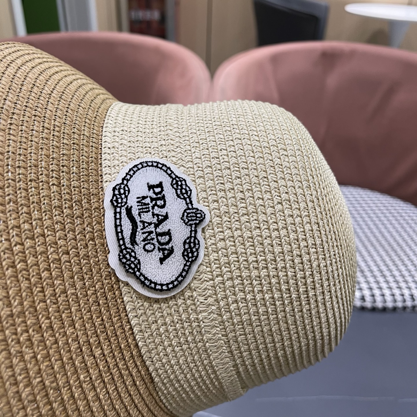 普拉达Prada 新款拼色草编水桶帽夏季出游透气遮阳帽子日系百搭草帽