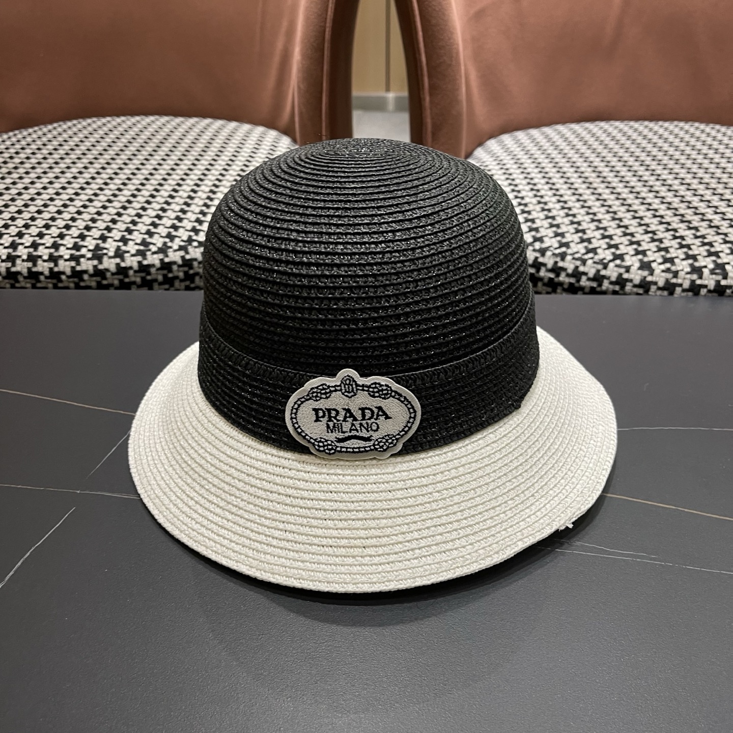普拉达Prada 新款拼色草编水桶帽夏季出游透气遮阳帽子日系百搭草帽