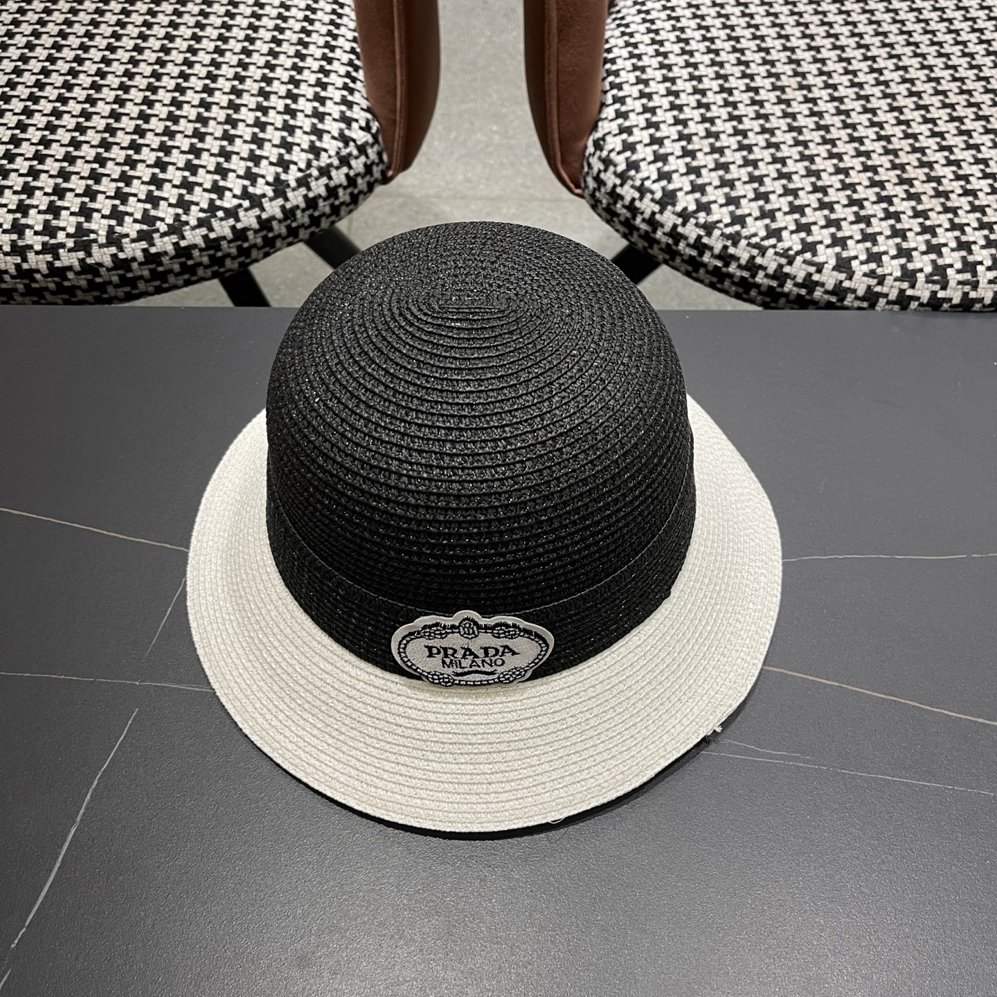 普拉达Prada 新款拼色草编水桶帽夏季出游透气遮阳帽子日系百搭草帽