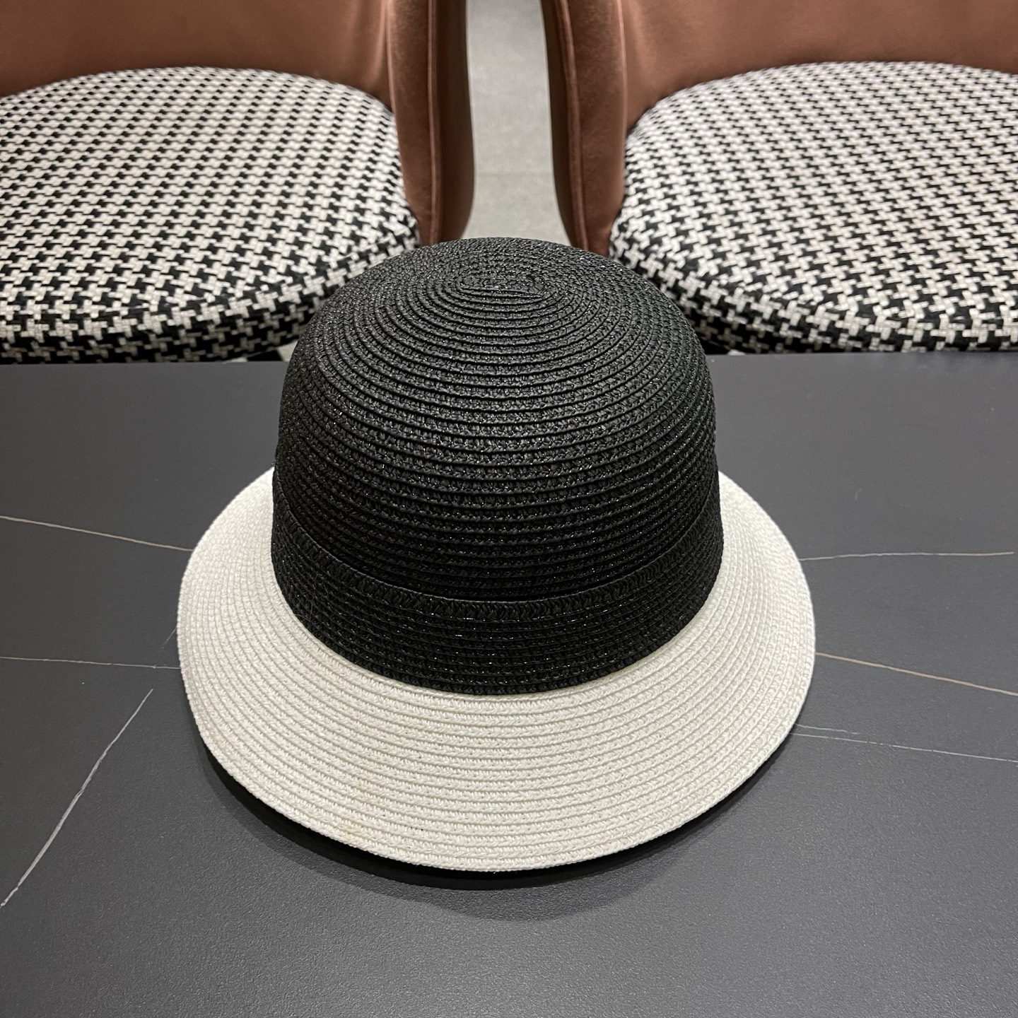 普拉达Prada 新款拼色草编水桶帽夏季出游透气遮阳帽子日系百搭草帽