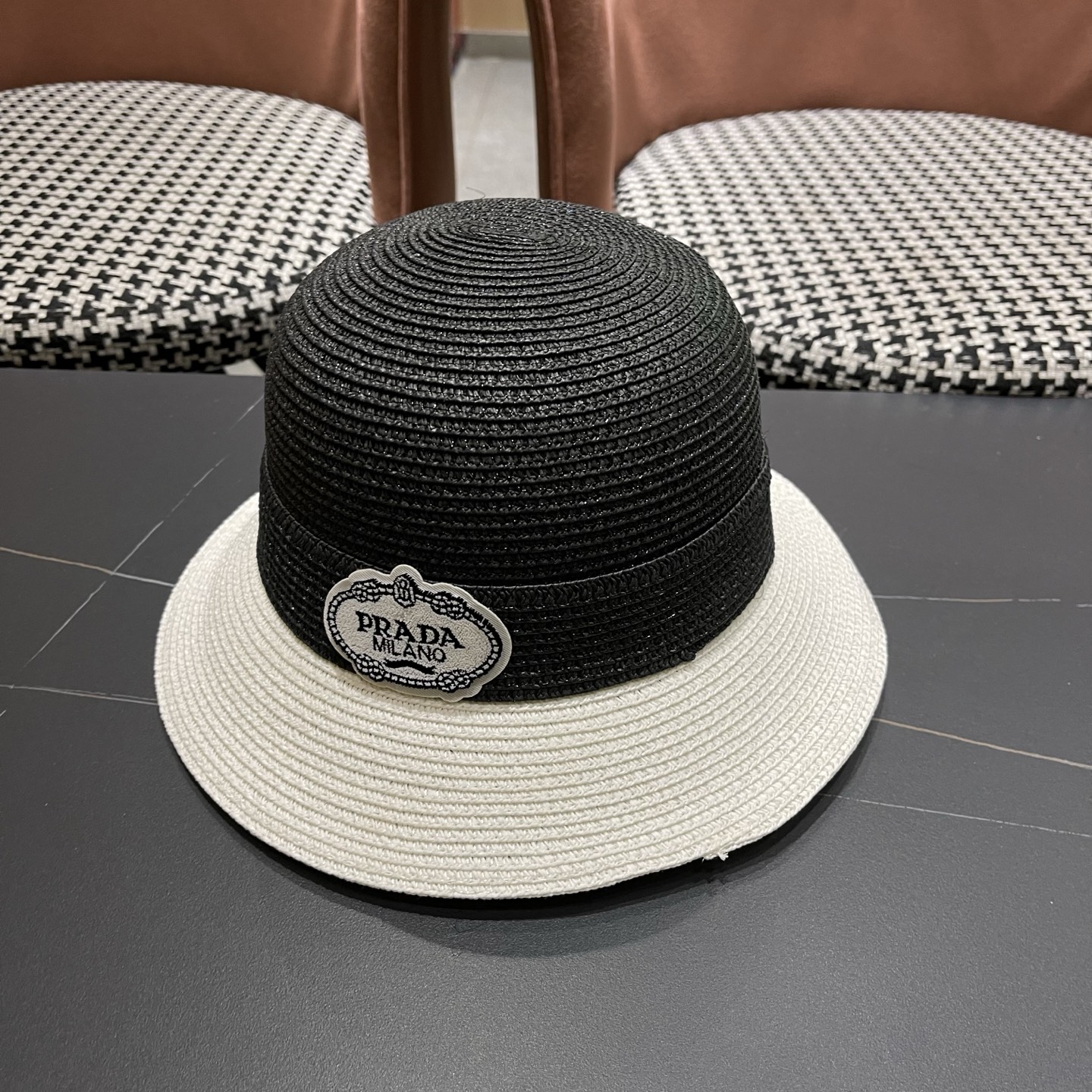 普拉达Prada 新款拼色草编水桶帽夏季出游透气遮阳帽子日系百搭草帽