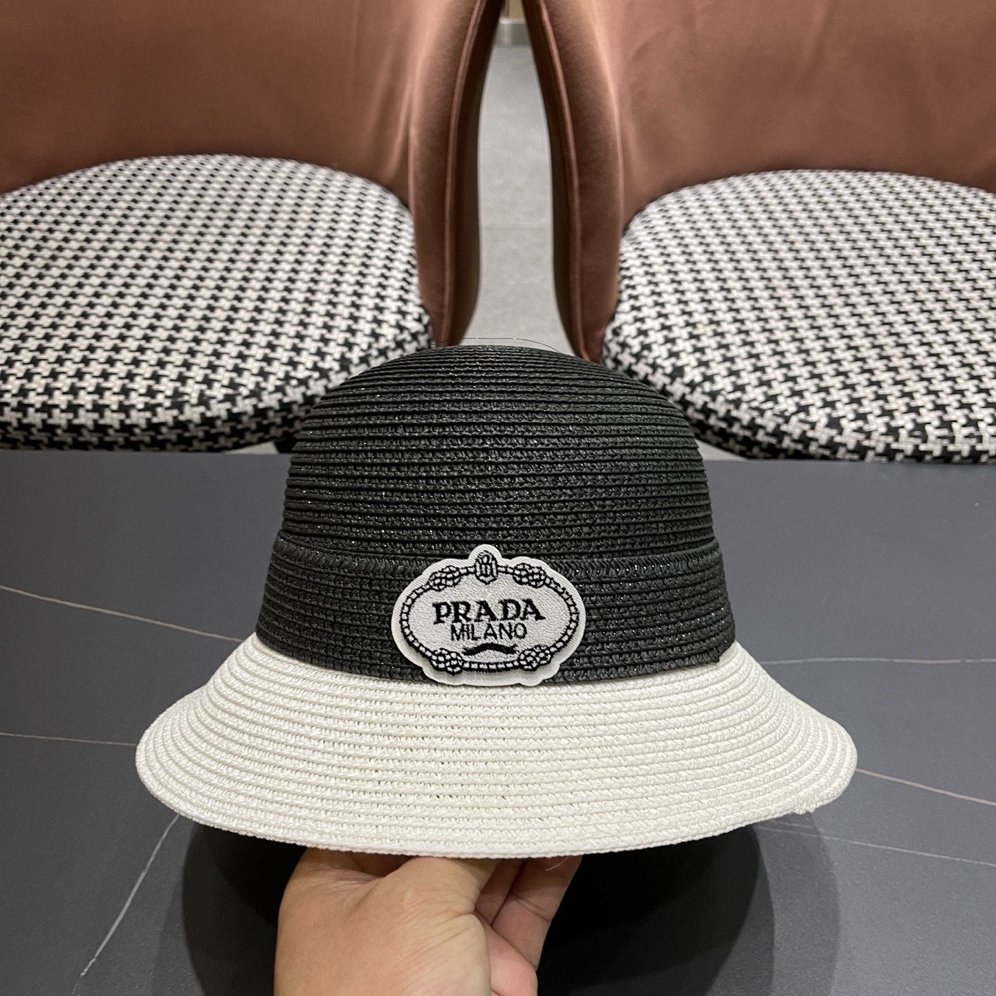 普拉达Prada 新款拼色草编水桶帽夏季出游透气遮阳帽子日系百搭草帽