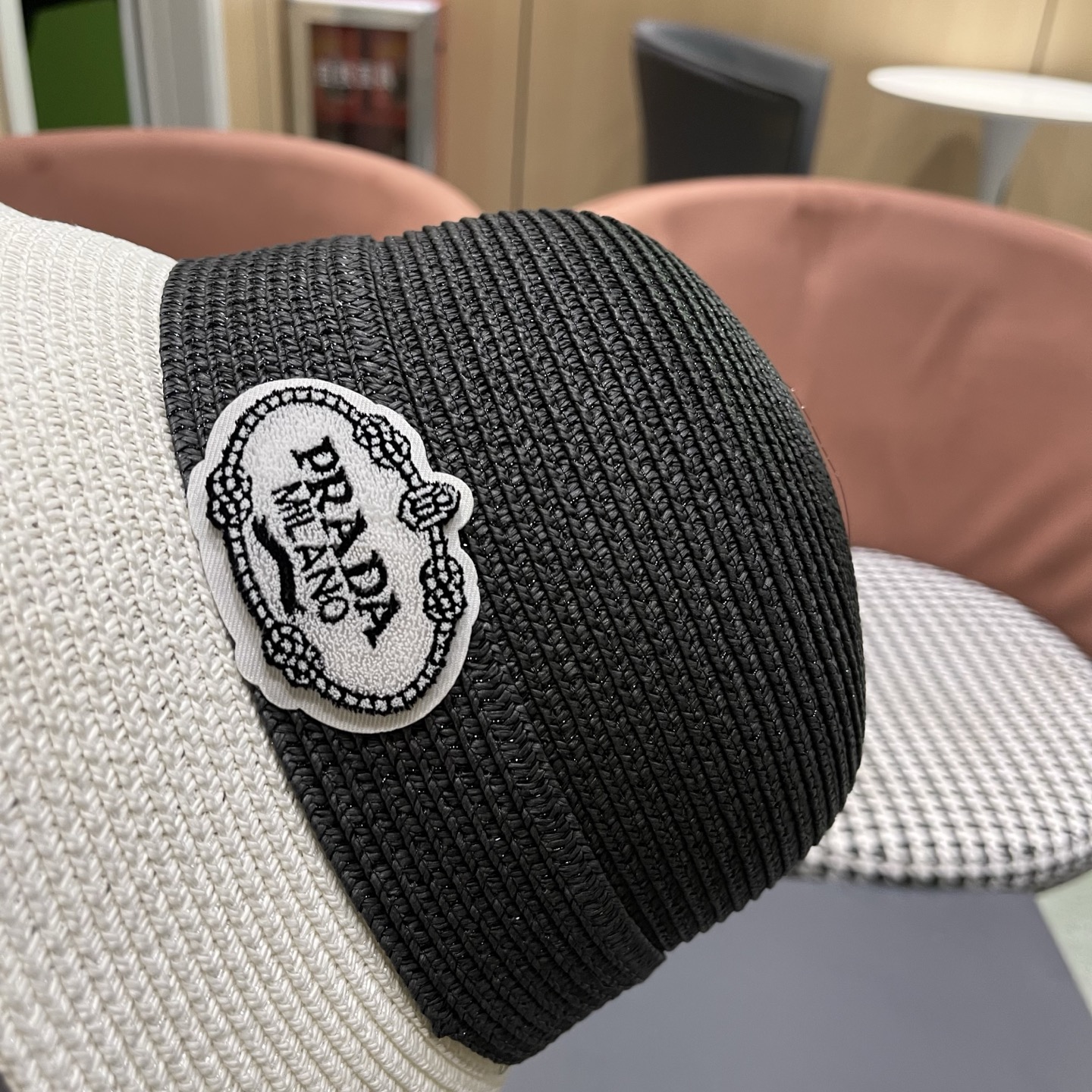 普拉达Prada 新款拼色草编水桶帽夏季出游透气遮阳帽子日系百搭草帽