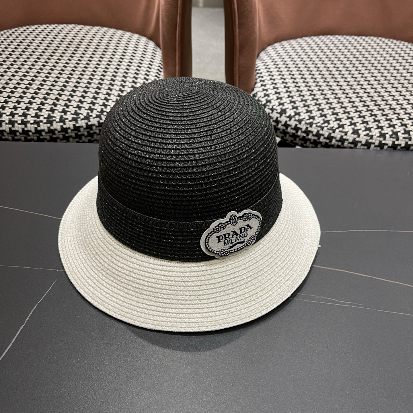 普拉达Prada 新款拼色草编水桶帽夏季出游透气遮阳帽子日系百搭草帽