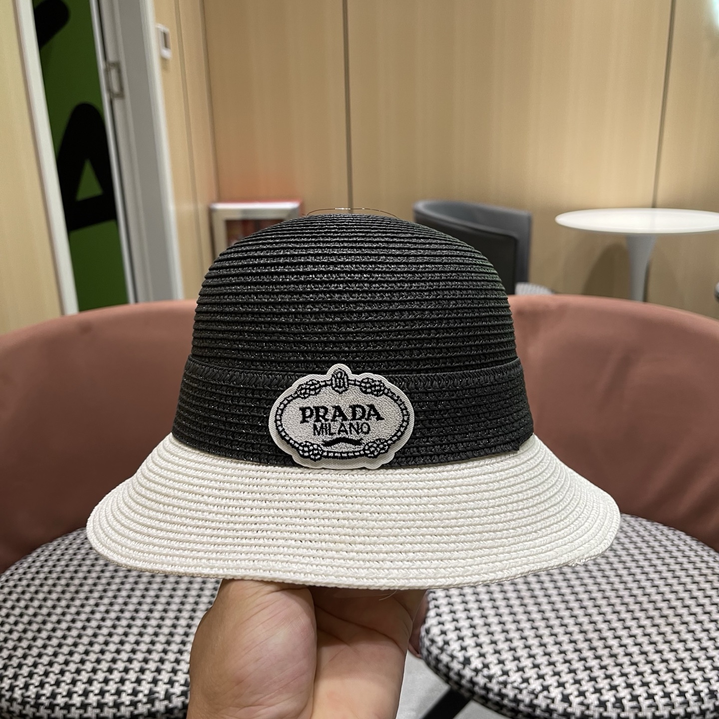 普拉达Prada 新款拼色草编水桶帽夏季出游透气遮阳帽子日系百搭草帽